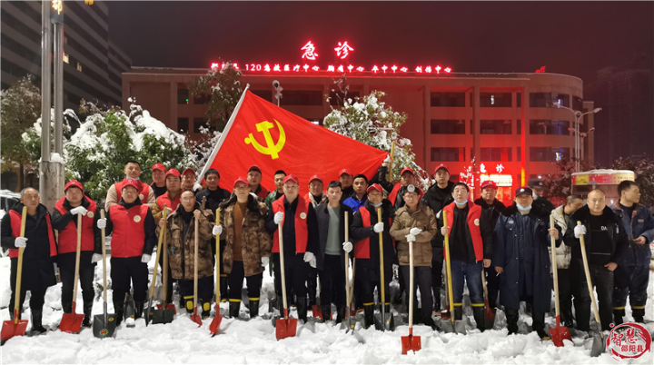 一抹党旗红 融化漫天雪——邵阳县万名干群齐心协力夜战冰冻(图1)