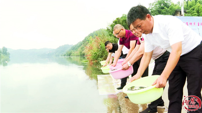 邵阳县人工增殖放流鱼苗300万尾(图1)