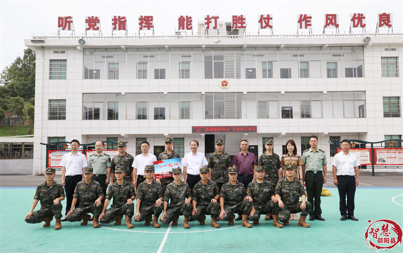 邵阳县“八一”建军节前夕走访慰问驻地部队和消防救援队伍(图2)