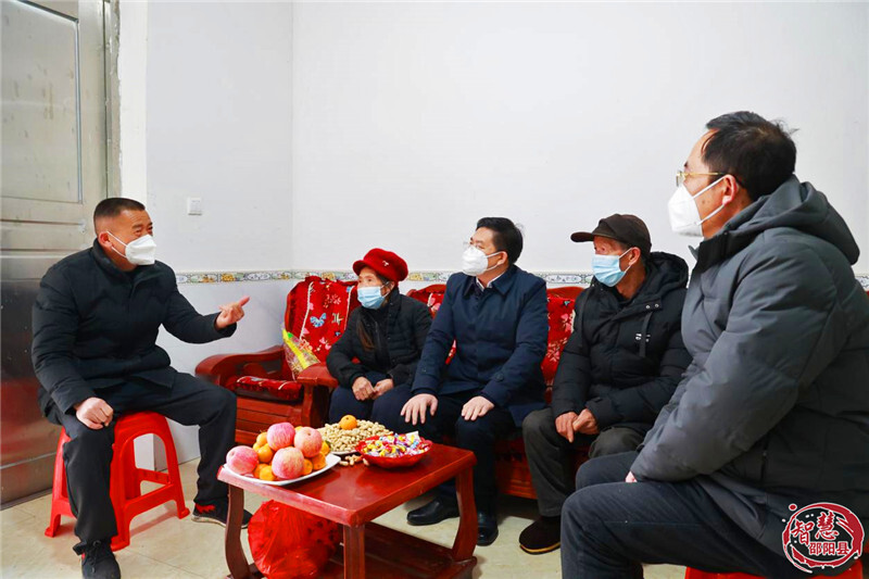 袁胜良在塘渡口镇走访慰问困难党员、困难群众和离休干部(图2)