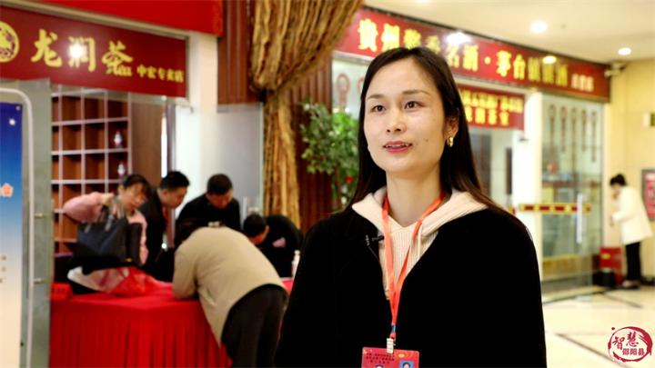 参加政协邵阳县第十届委员会第三次会议的县政协委员陆续报到(图3)