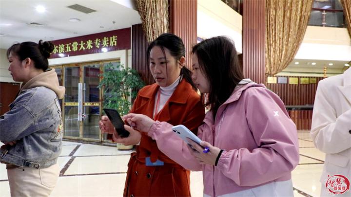 参加政协邵阳县第十届委员会第三次会议的县政协委员陆续报到(图2)