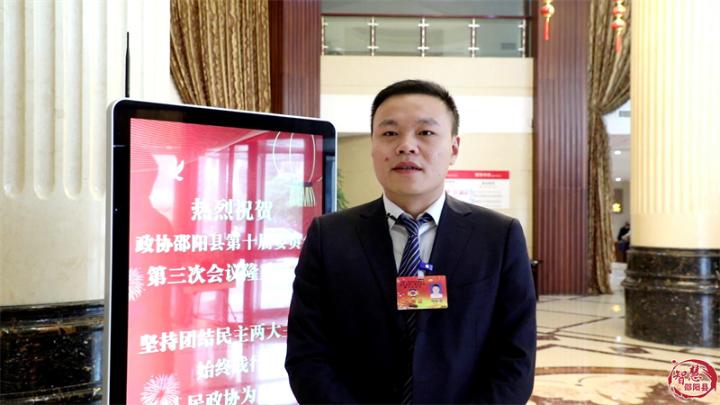 参加政协邵阳县第十届委员会第三次会议的县政协委员陆续报到(图4)