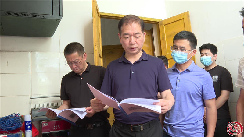 唐军良督导学校食品安全“两个责任”工作落实情况(图2)