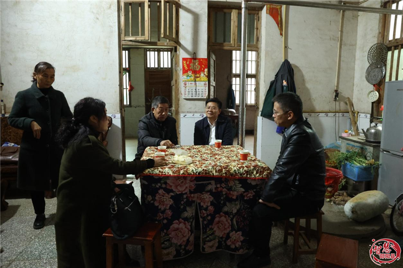 袁胜良深入郦家坪镇下访接访(图1)