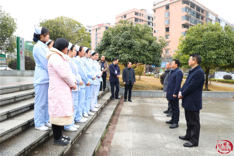 袁胜良、周玉祥分别看望慰问一线工作人员(图2)