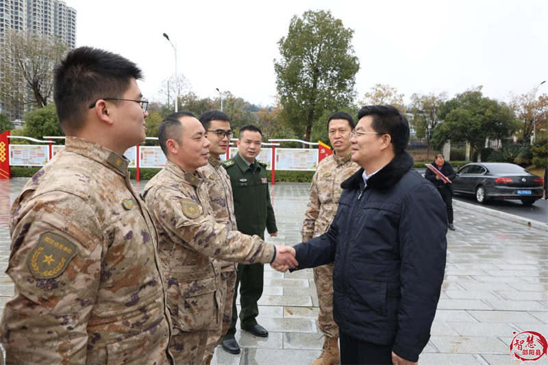 袁胜良带队走访慰问驻县部队官兵(图2)
