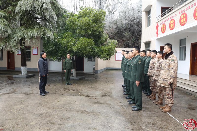 袁胜良带队走访慰问驻县部队官兵(图1)
