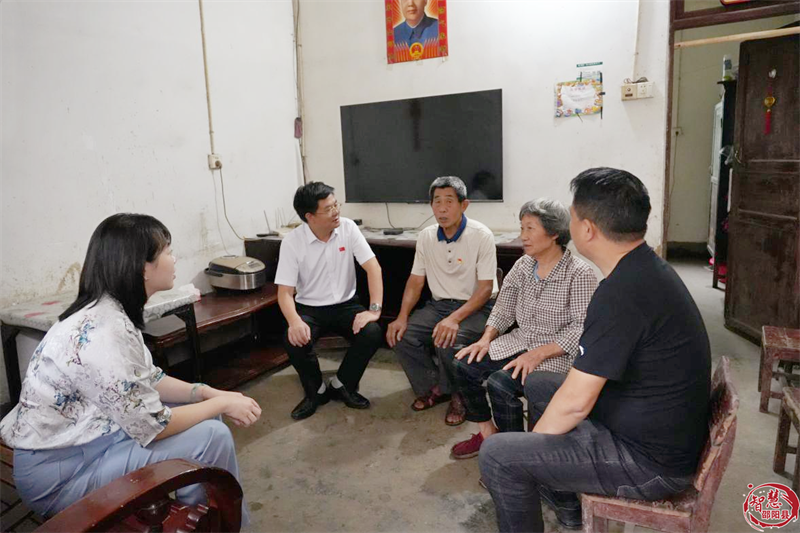 袁胜良“七一”前夕走访慰问老党员(图1)