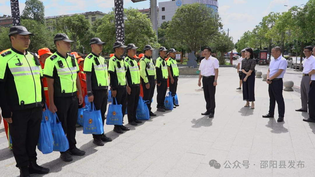 袁胜良 周玉祥看望慰问高温一线劳动者(图1)