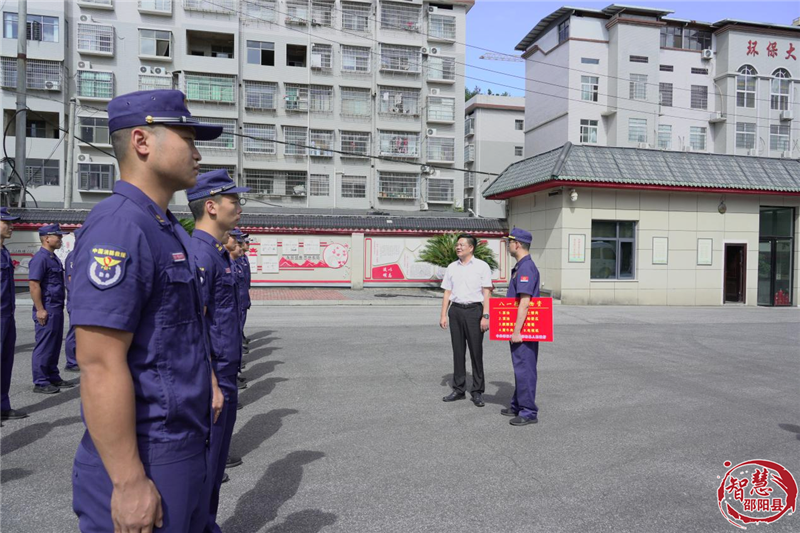 袁胜良“八一”前夕走访慰问驻县部队官兵和消防救援人员(图3)
