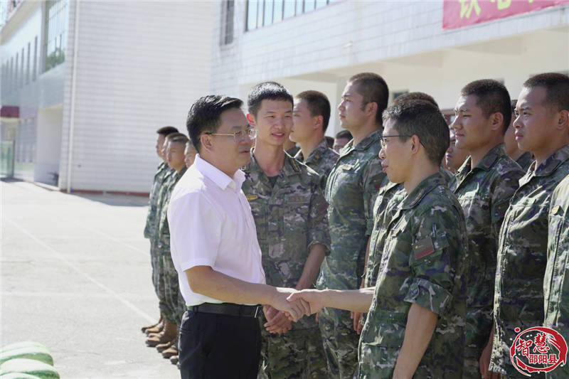 袁胜良“八一”前夕走访慰问驻县部队官兵和消防救援人员(图2)