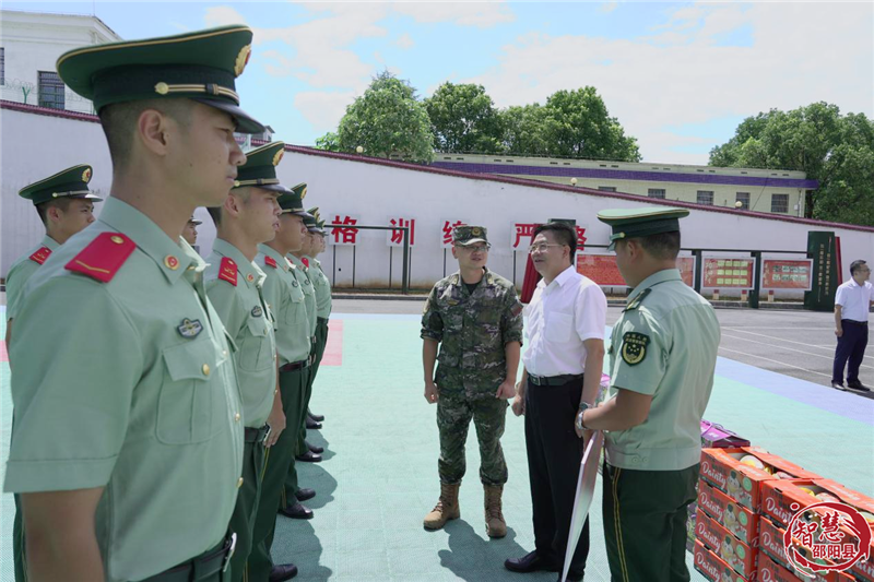 袁胜良“八一”前夕走访慰问驻县部队官兵和消防救援人员(图1)