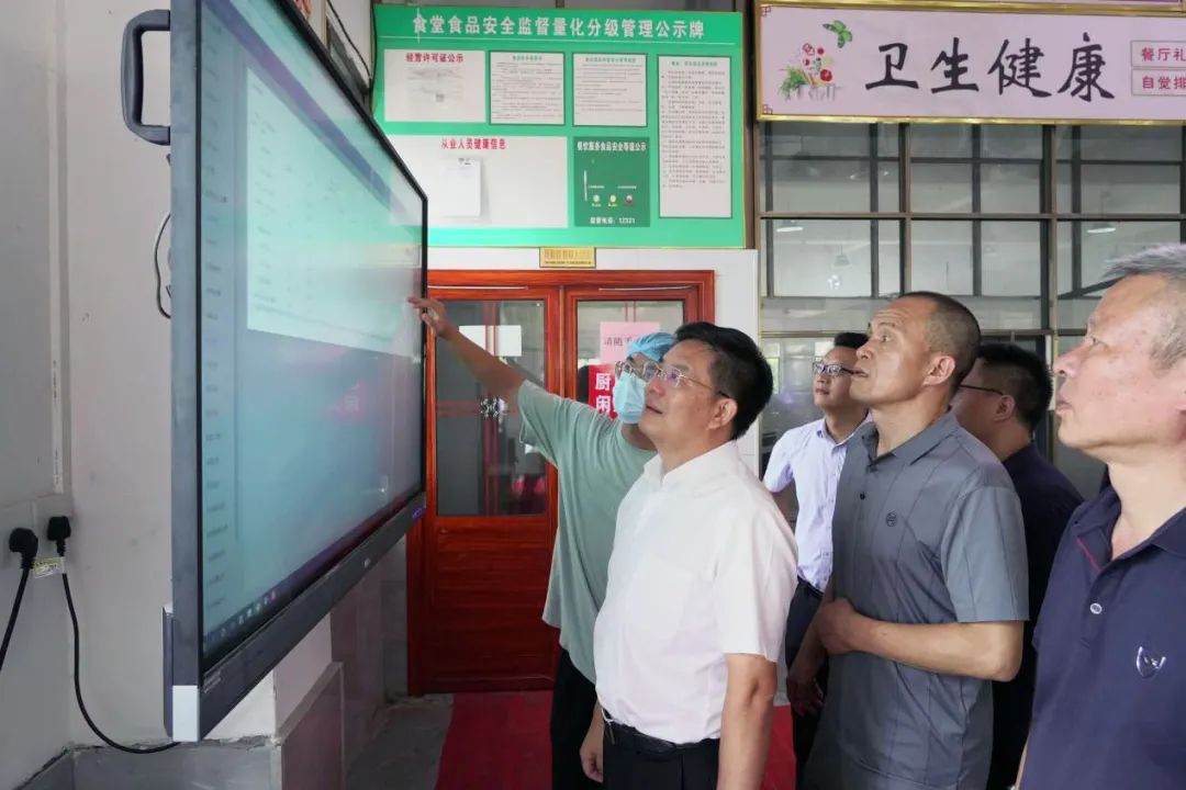 袁胜良督导检查新学期开学工作(图1)