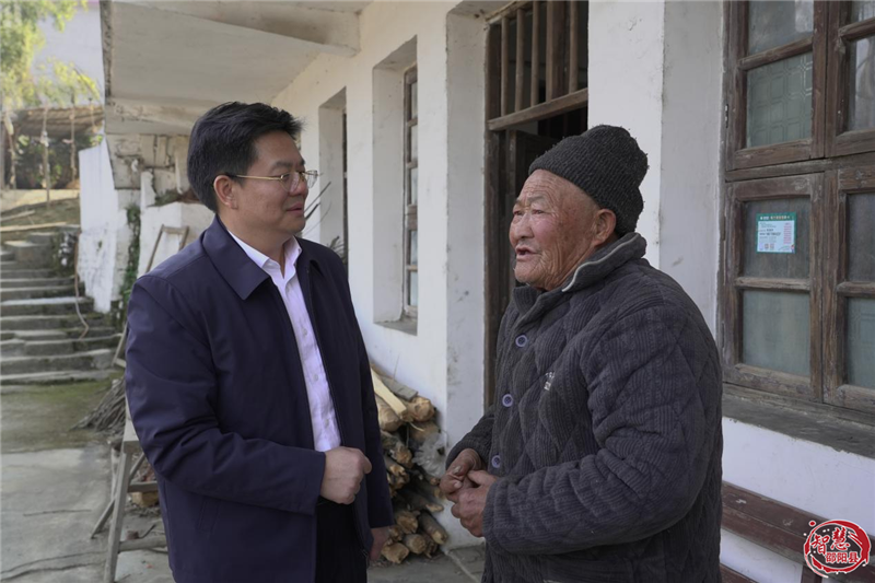 袁胜良看望慰问劳动模范、困难群众和困难党员(图2)