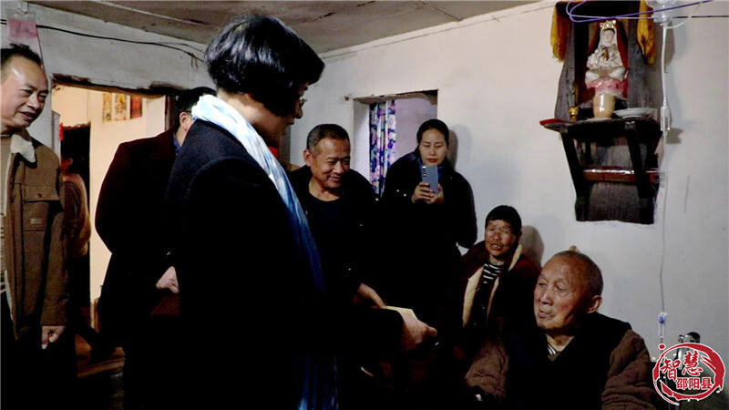 丰新妹到邵阳县走访慰问困难党员群众(图2)