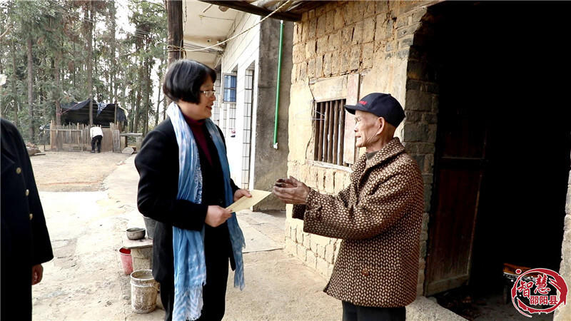 丰新妹到邵阳县走访慰问困难党员群众(图1)