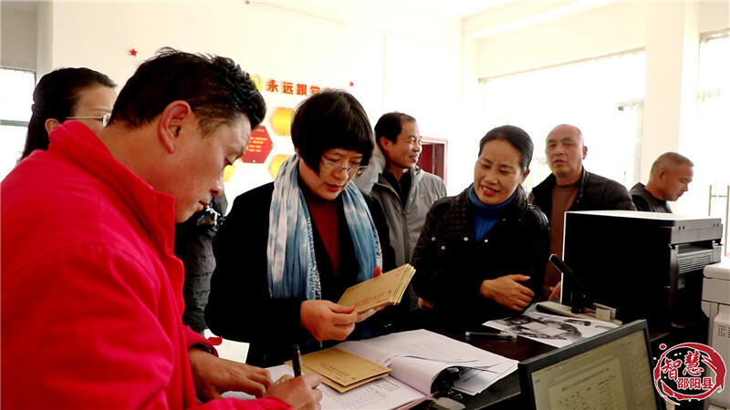 丰新妹到邵阳县走访慰问困难党员群众(图3)