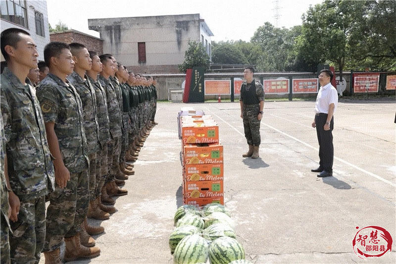 袁胜良走访慰问驻县部队和消防救援队伍(图1)